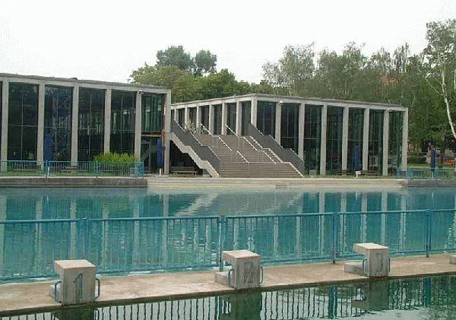 Schwimmhalle Blick nach Westen