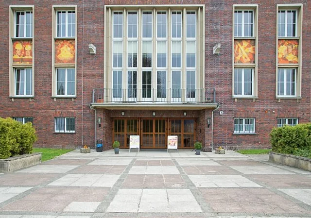 Hyzet Kultur- und Kongresszentrum, Eingang