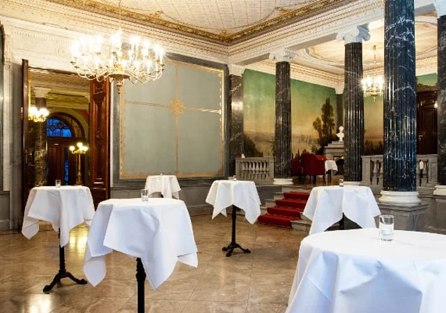 Gartensaal mit Blick auf Empore und ins Foyer