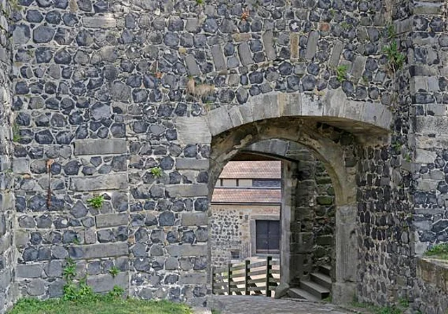 Durchgang von der Vorburg in die Hauptburg (Blick zurück auf das Kornhaus)