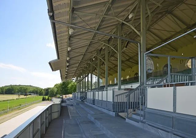 große Tribüne, Brüstung und VIP-Logen