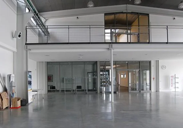 Halle mit Blick zum VIP-Bereich