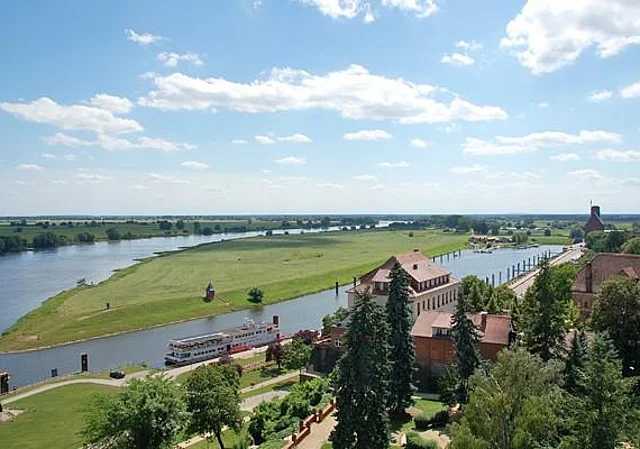 Blick auf Burganlage und Hafen nach Süden