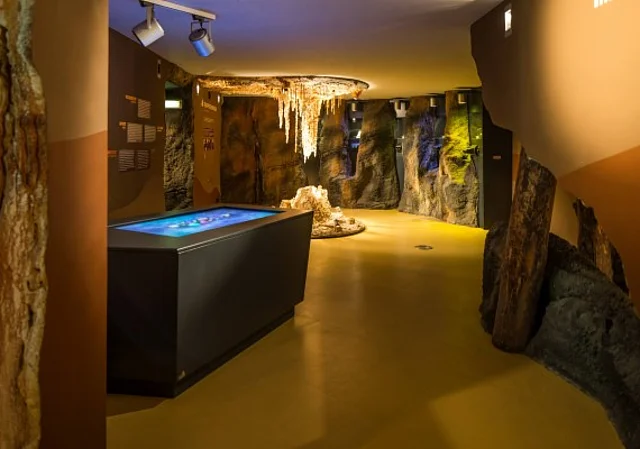 Riesentropfstein und Molekültisch im Erlebnismuseum Grottoneum
