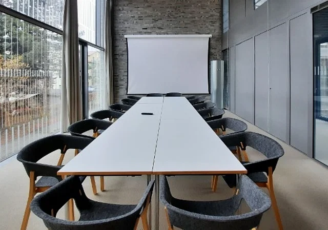 Konferenzraum mit Leinwand