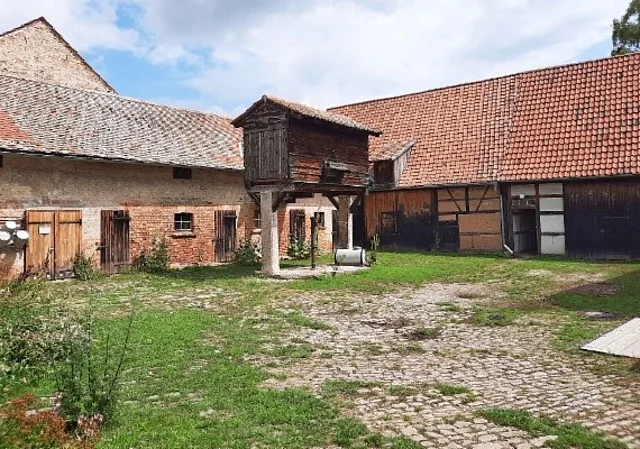 Mittelbauernhof mit Taubenhaus, Brunnen, Stall 1 und Scheune 1