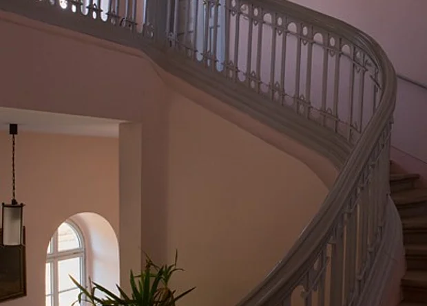 barockes Haupttreppenhaus mit erneuerten Blockstufen 