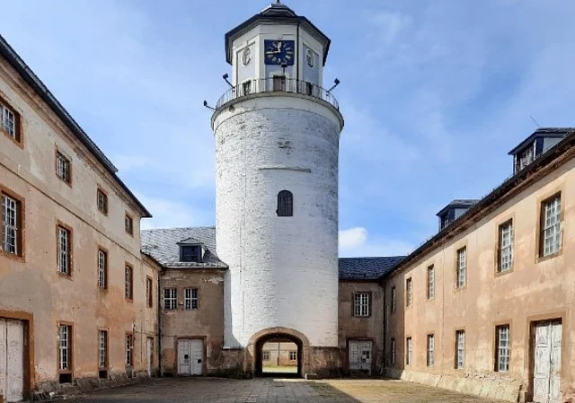 Innenhof Blick auf Turm