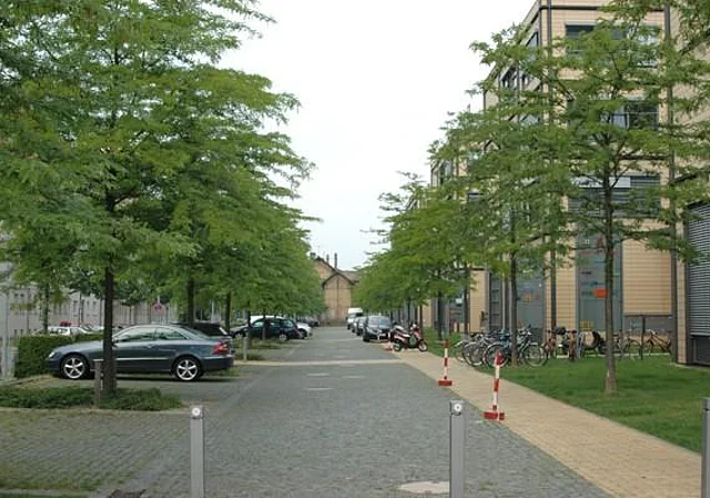 Parkfläche vor dem Gebäude