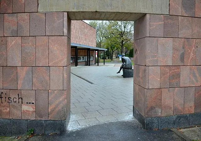 Durchgang zum Vorplatz