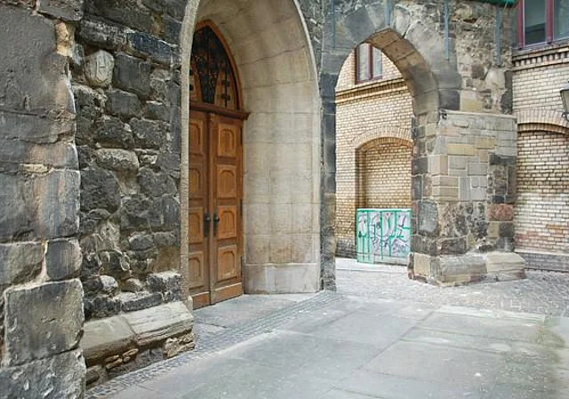 Konzerthalle Ulrichskirche, Gasse Westseite