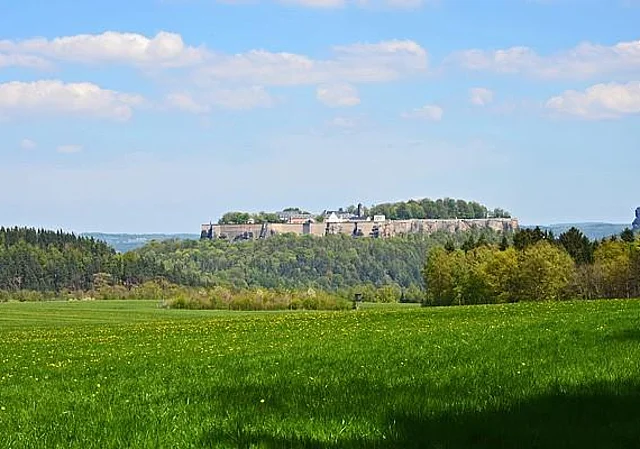 Nikolsdorf, Blick zur Festung Königstein vom Forsthausweg