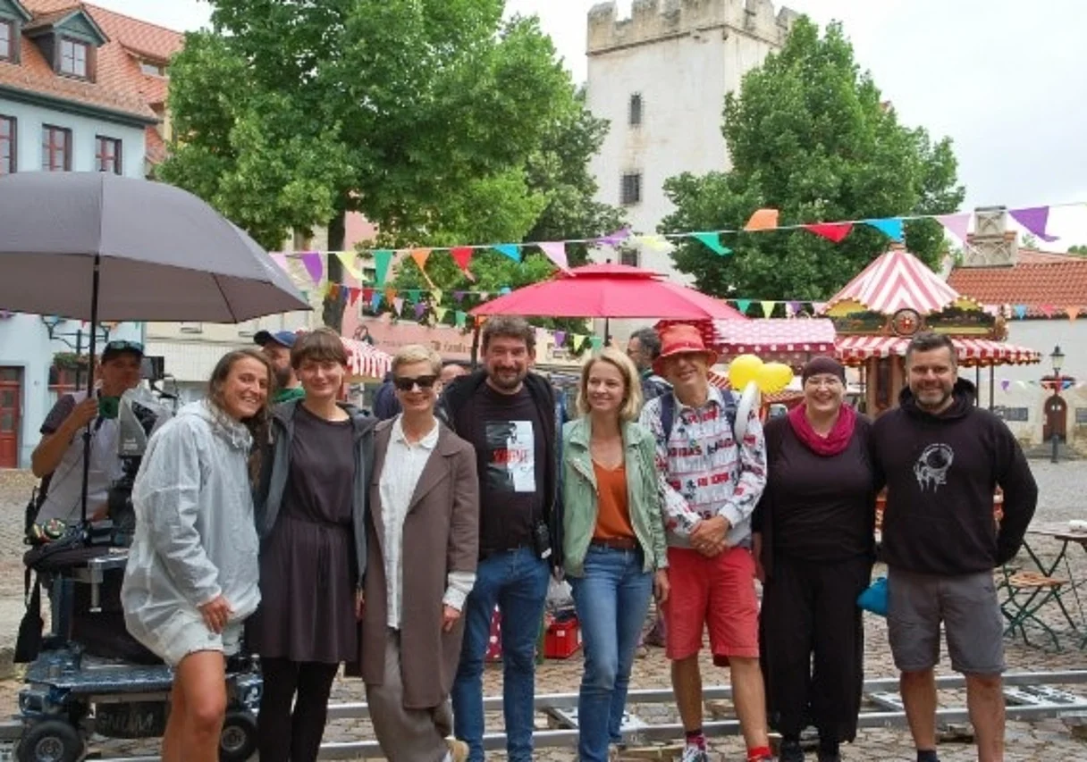 Team und Förderer am Set in Naumburg