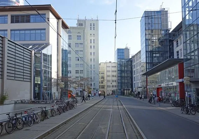 Ostflügel mit Durchgang Leutragraben