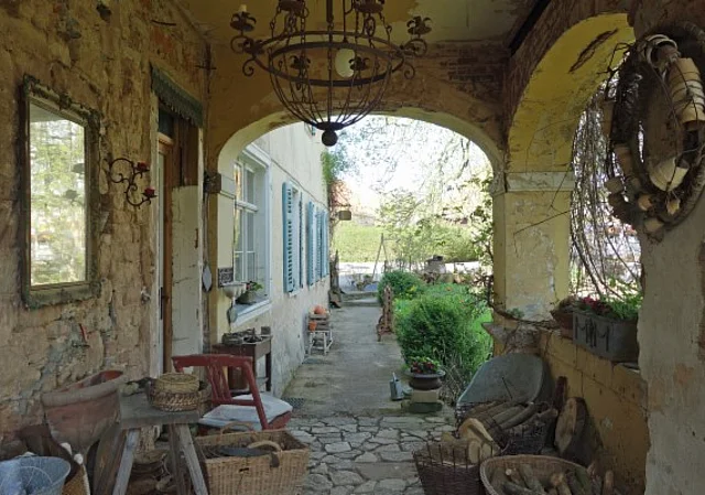 Herrenhaus Arkade Eingang Ost
