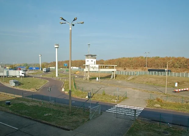 Blick vom Verwaltungsgebäude zum Kommandoturm 