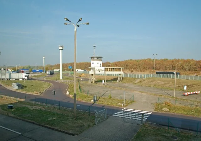 Blick vom Verwaltungsgebäude zum Kommandoturm