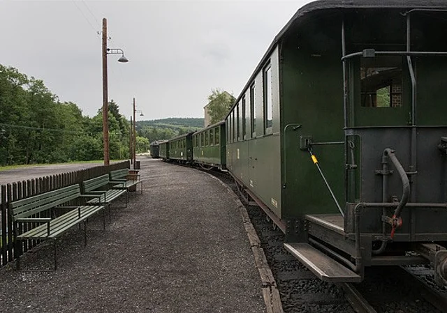 Bahnsteig mit Zug