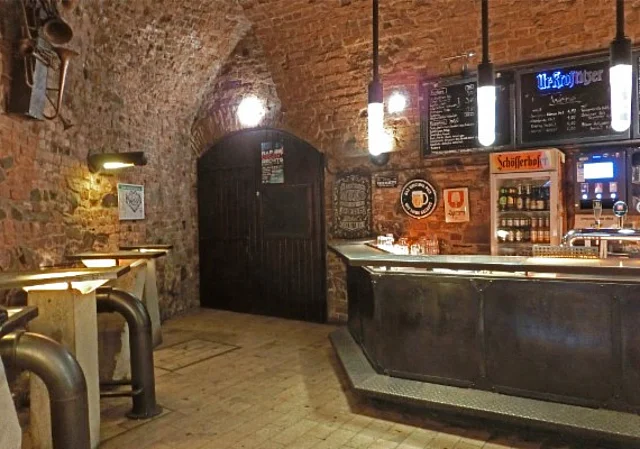 Bierbar, Durchgang zur Veranstaltungstonne