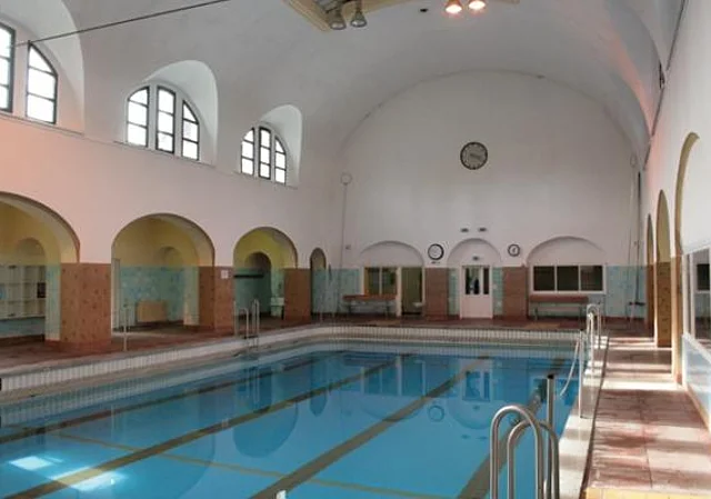 Schwimmhalle