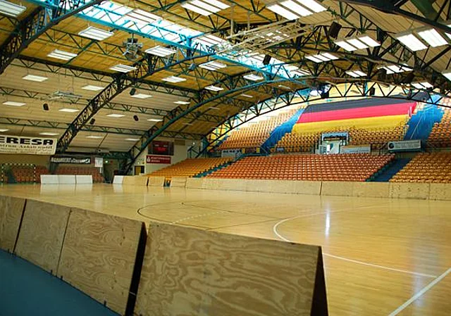 Spielfeld und Tribüne