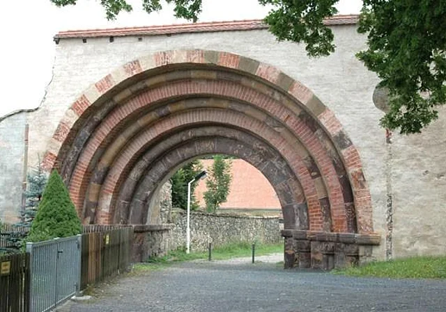 Romanisches Portal, Eingang Klostergelände