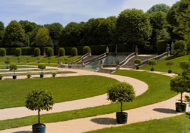 Blick über das Untere Orangerieparterre auf die Stille Musik