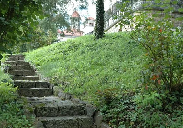 Steintreppe auf die Anhöhe zum Schloss