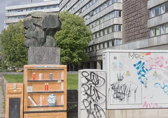 Karl-Marx-Monument mit Grafitti