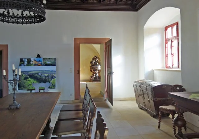 Erkerzimmer mit Blick zur Kapelle