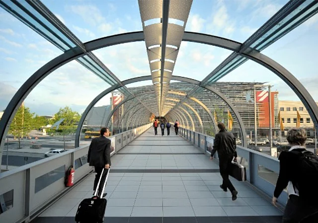 Skywalk zwischen Parkhaus und Terminal