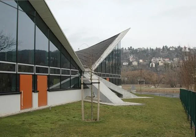 Sporthalle, Blick auf gegenüberliegende Elbseite