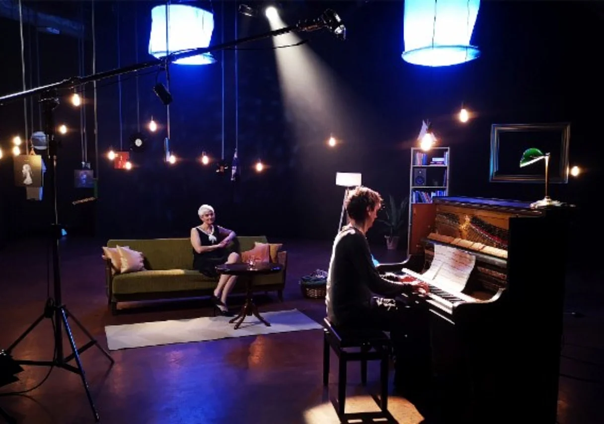 Julia Wagner und Hauschka am Set in der Schaubühne Lindenfels