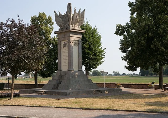 Denkmal der Begegnung an der Elbe zur Erinnerung an das historische Aufeinandertreffen der Alliierten