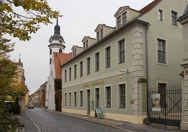 Gebäude zur Straßenseite Wintergrüne
