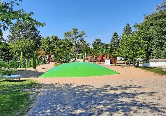 Hüpfkissen auf dem Spielplatz