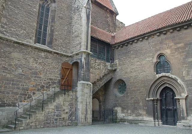 Naumburger Dom - Domplatz und Zugang zur Dreikönigskapelle, Nordost