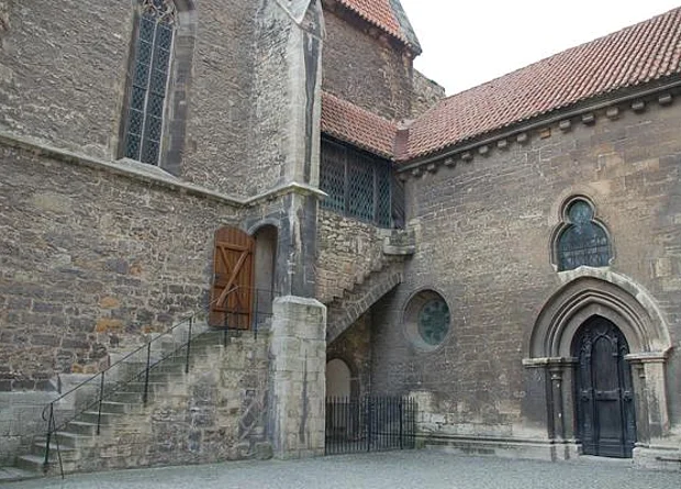Naumburger Dom - Domplatz und Zugang zur Dreikönigskapelle, Nordost 
