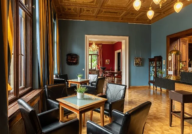 Bar, Blick zum Roten Salon
