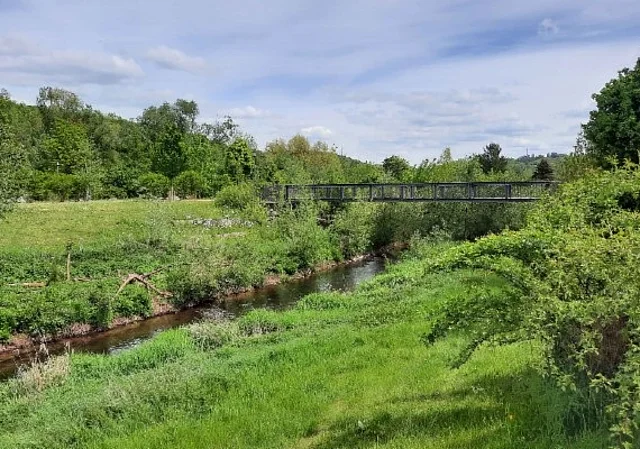 Blick zur Fußgängerbrücke